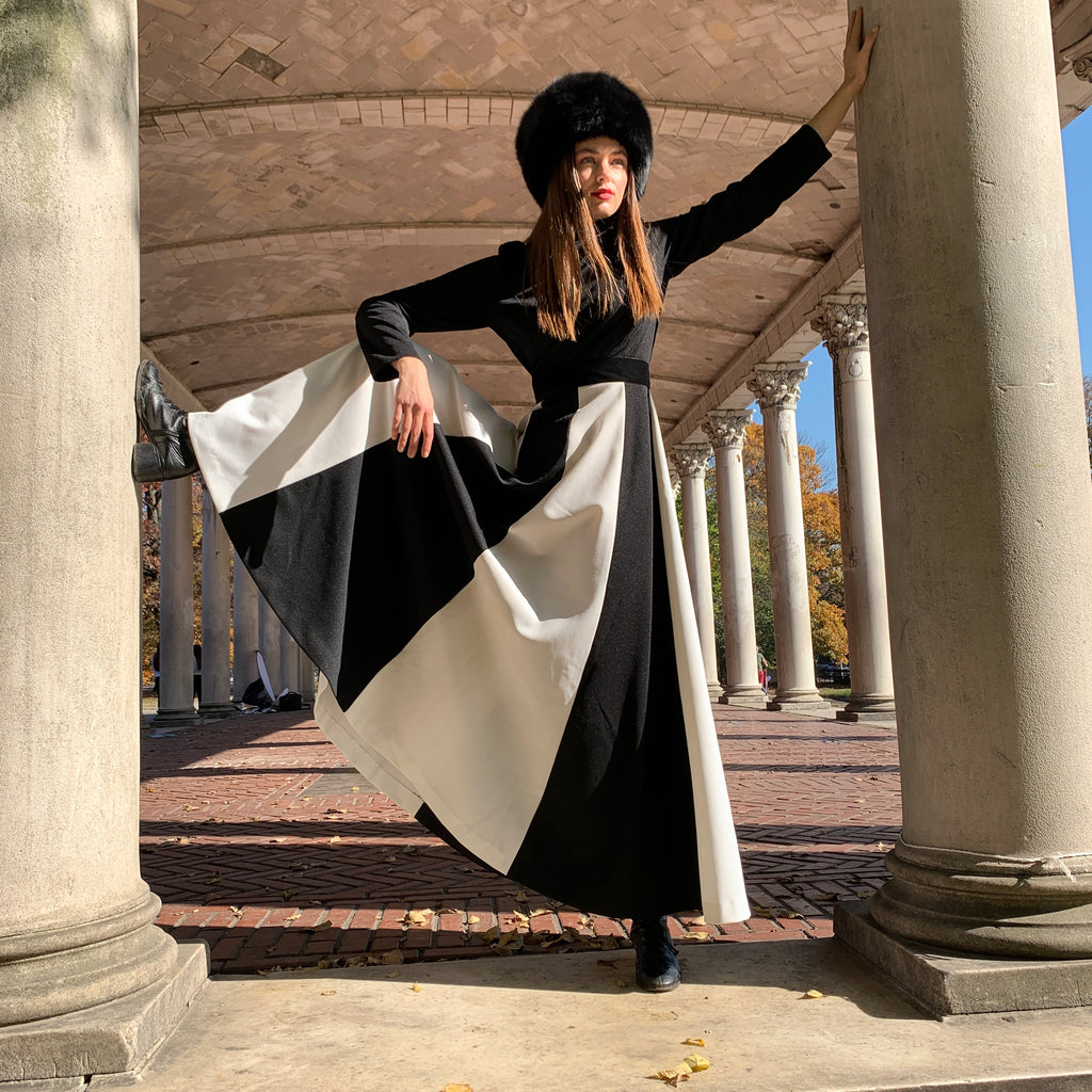 Black and white dial maxi